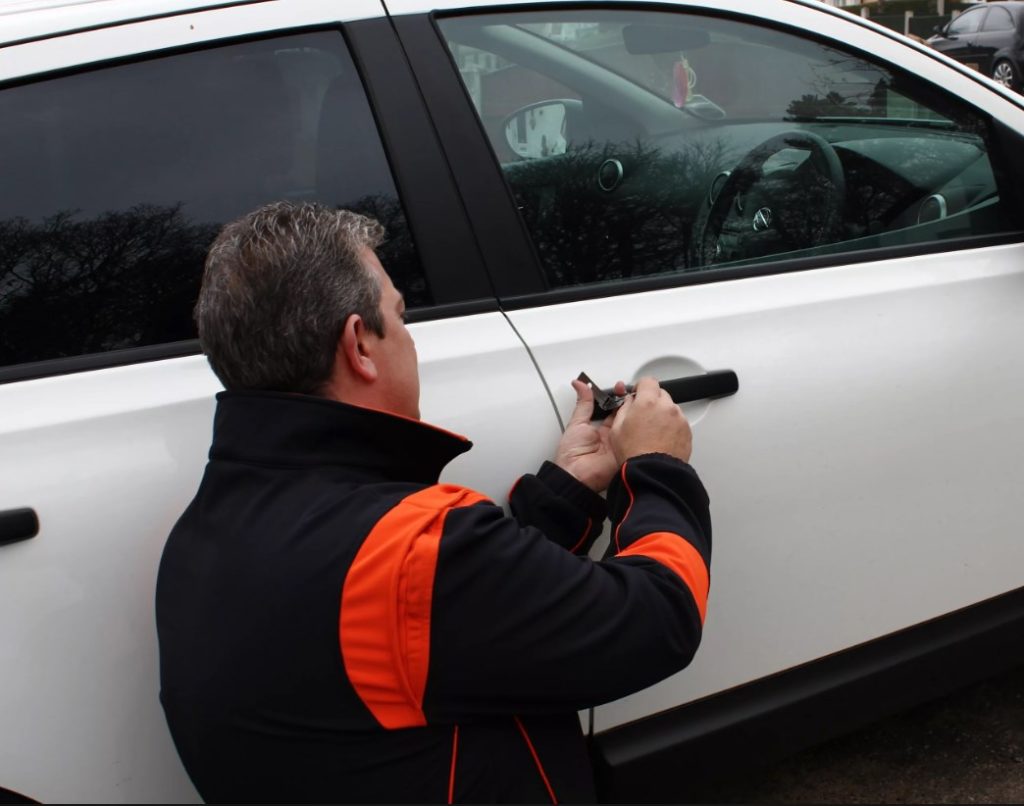 Срочное открытие дверей автомобиля в 