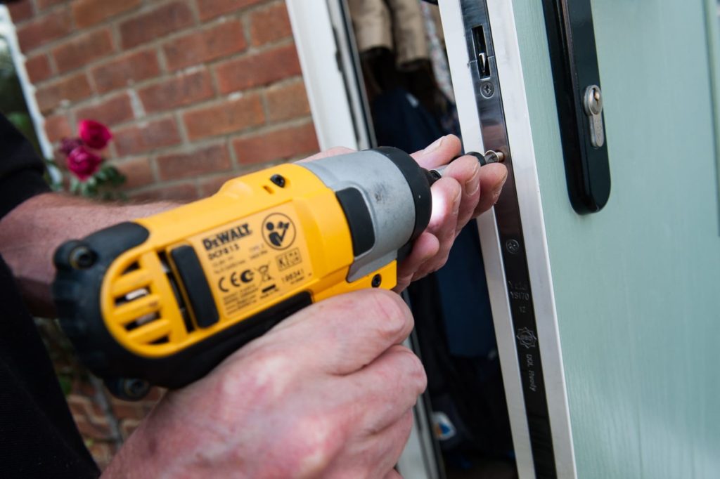 Установка замков входных дверей с выездом в